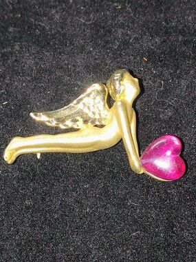 Vintage AJC Flying Angel Brooch – Gold‑Tone Cupid with Pink Heart – 1980s